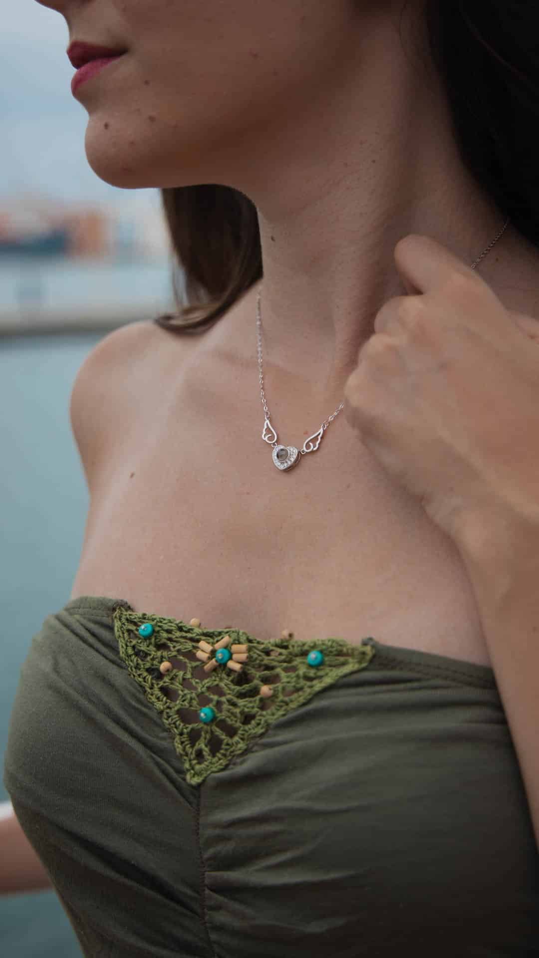 En este apartado tiene disponibles todos los modelos de collares y colgantes personalizados. podrás comprar y personalizar tu collar de plata online con iniciales, frases o nombres para regalo a una persona especial. 
Si necesitas regalar una joya grabada este es tu sitio, con Woncast podrás tener un collar de plata personalizado con un mensaje oculto que solo será visible utilizando el flash del teléfono para proyectarlo.